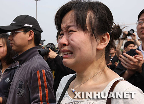 5月19日，一位女青年在北京天安门广场为汶川地震遇难同胞默哀后失声痛哭。 新华社发 