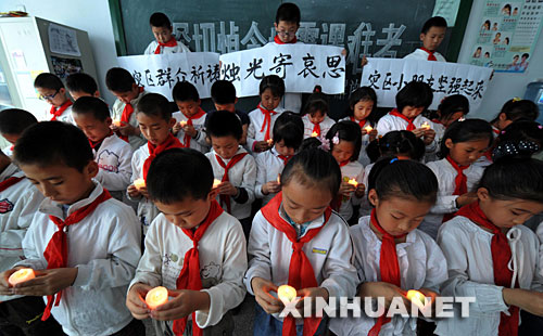 5月19日14时28分，哈尔滨市解放小学的学生在哀悼四川汶川大地震的遇难者。 新华社发 