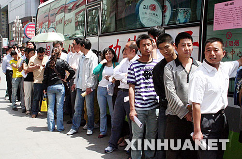 5月19日中午，银川市民顶着烈日排队等候献血。5月12日以来，宁夏献血办的采血车每日都接待大批无偿献血者。 新华社记者 李远 摄 