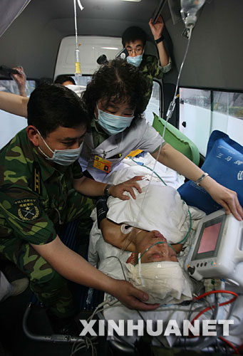 5月21日，医务人员在救护车上对赖元平进行救护。 当日晚，在绵竹废墟中被埋196小时的赖元平，被送往成都军区总医院救治。赖元平全身多处骨折并伴有肾衰，能顽强坚持196小时，是生命奇迹。目前，医务人员正全力抢救他的生命。 