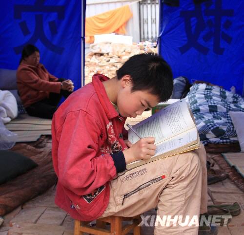 5月22日，在安县永安镇安置点的帐篷里，14岁的马启林正在看书。     目前，绵阳受灾群众的生活得到了较好的安置，一些孩子开始在安置点读书，大家正以一种乐观的心态，重拾生活的信心。