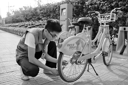 潍坊公共自行车使用频次越来越高,维护和修理的工作量也越来越大。本报记者　丛书莹　摄