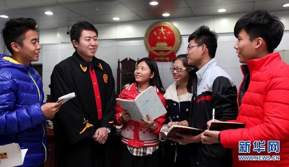 #（法制）（1）大学生法庭上课 迎接国家宪法日