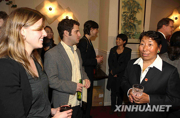 3月16日，在美国首都华盛顿，中国全国人大代表、拉萨市城关区纳金乡塔玛村党支部书记格桑卓嘎（右）与来宾交谈。新华社记者 袁满 摄