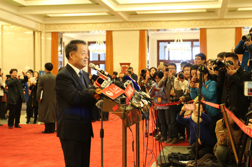 交通部长杨传堂在“部长通道”内接受采访 人民网记者代睿摄