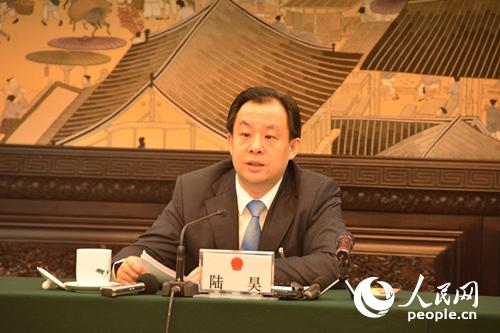 全国人大代表、黑龙江省省长陆昊在回答记者提问。